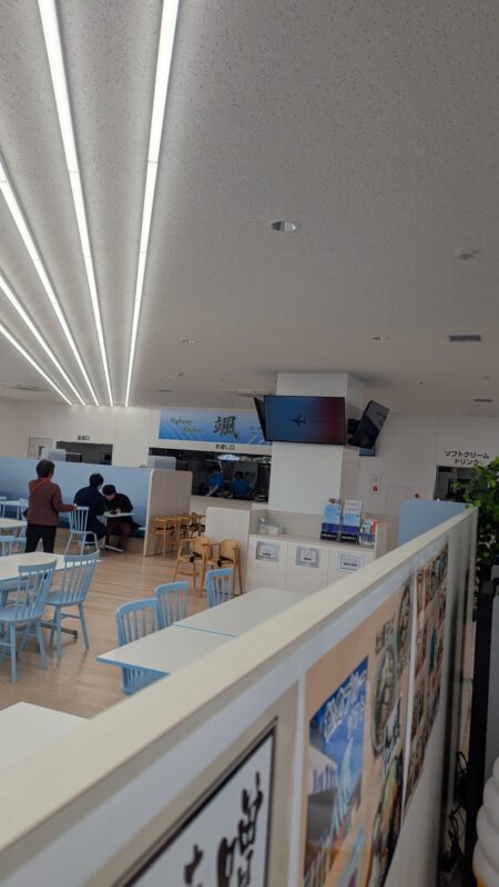 道の駅東松島「写真」ブルーインパルスのスモークをモチーフにしたフードコートの照明