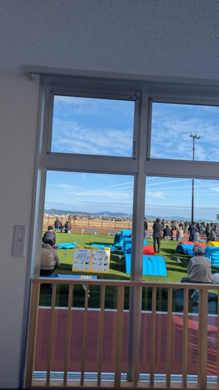 道の駅東松島「写真」ブルーインパルスのスモークをモチーフにした照明が窓ガラスに反射しリアルに見える様子